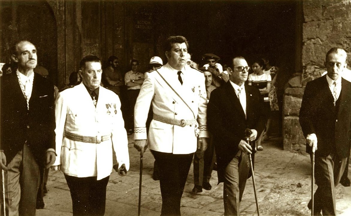 Presidencia en la procesión de Santa Ana en 1971. Gobernador y diputado por Tudela, alcalde y los dos tenientes de alcalde de la ciudad. Los tres tudelanos llevan al cuello la venera.