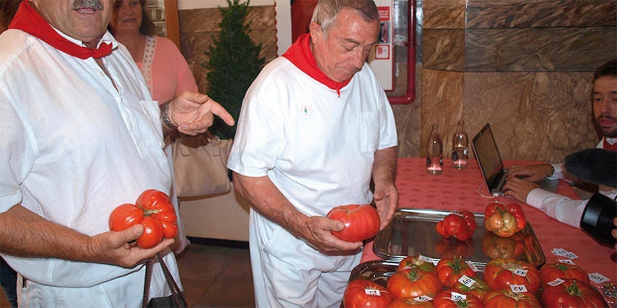 Unos participantes traen tomates en el concurso del año pasado