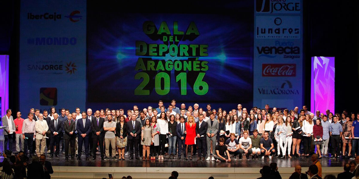 Foto de familia de los premiados en la XX Gala del Deporte aragonés