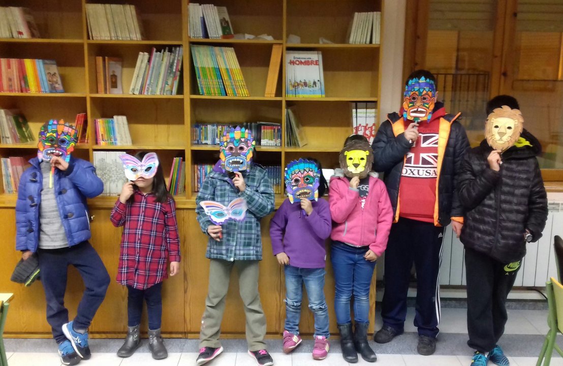 Taller de máscaras de carnaval en la biblioteca de Cervera del Río Alhama