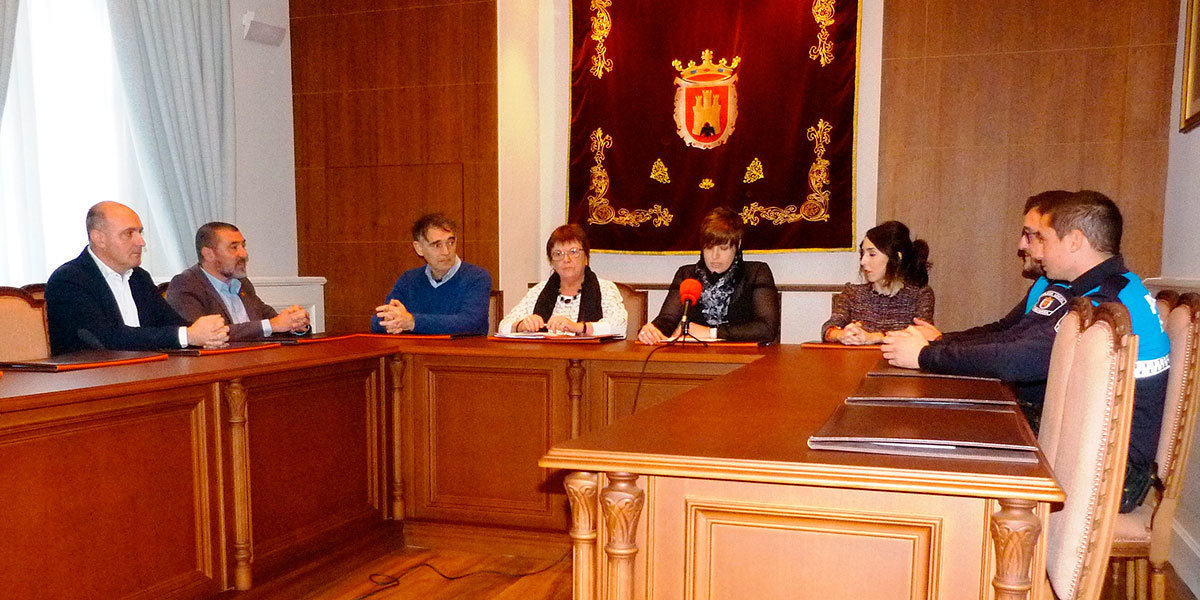 La Consejera María José Beaumont, y la alcaldesa de Valtierra, Victoria Montorí, han firmado hoy el convenio de colaboración en gestión de emergencias