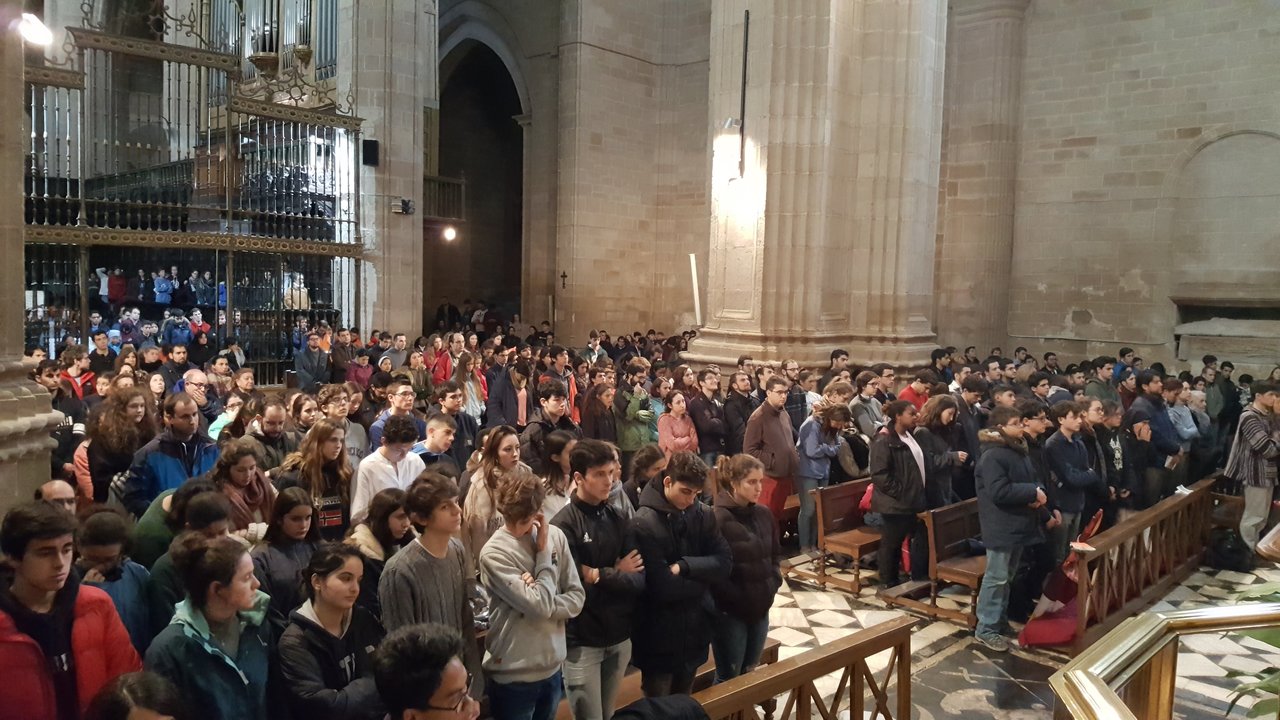 Jovenes madrileños en la catedral de Calahorra el domingo 11 de marzo