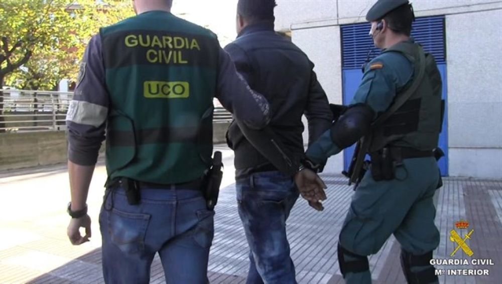 La Guardia Civil deteniendo a uno de los acusados