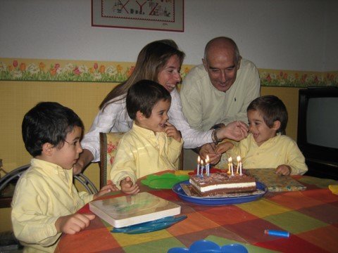 Mario Gaviria junto a su hija Nathalie y sus tres nietos Mario, Álvaro y Gabriel