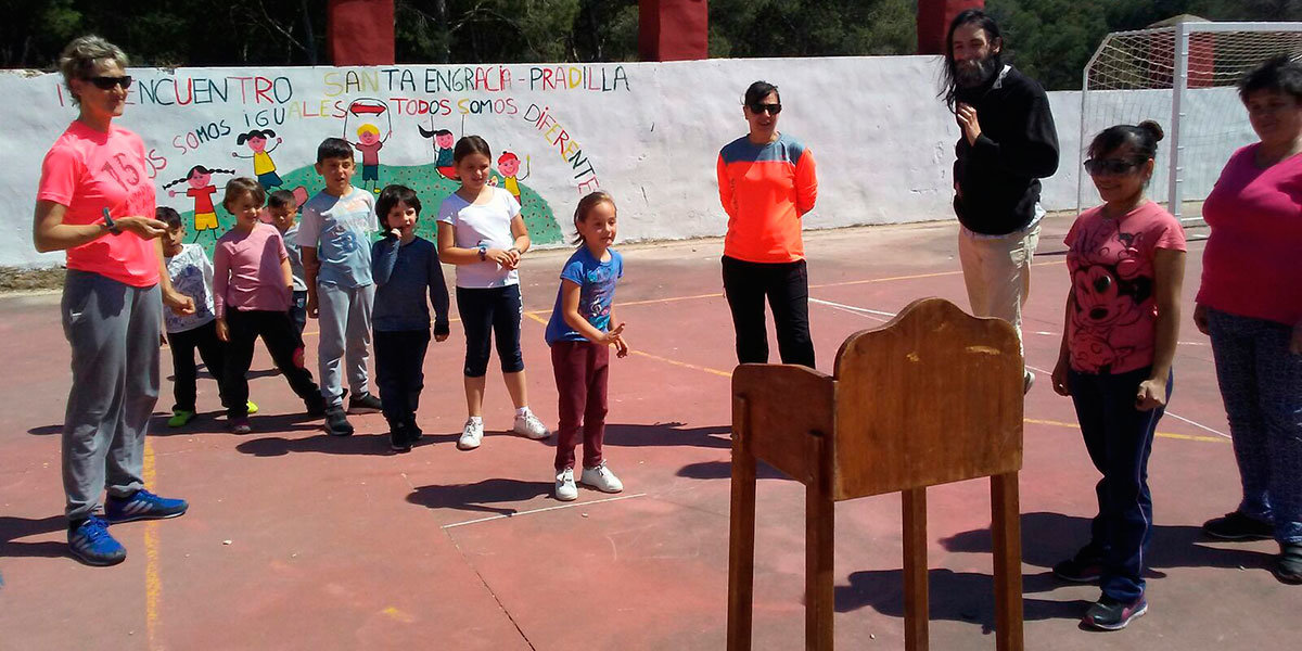 Los alumnos del colegio de Santa Engracia practican en la hora de extraescolares con los juegos tradicionales 