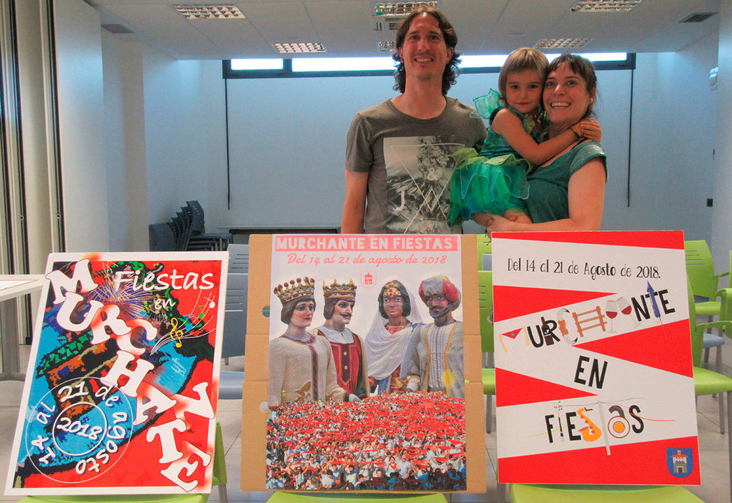 Aroa Berrozpe junto a los carteles finalistas de fiestas
