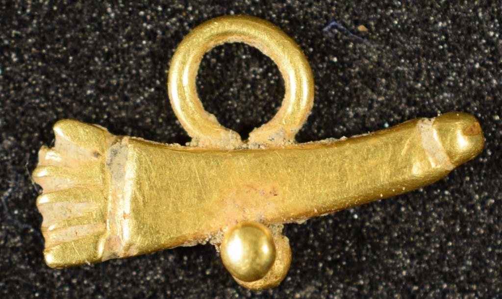 El amuleto fálico de oro encontrado en el yacimiento cincovillés de Los Bañales es singular por su temática