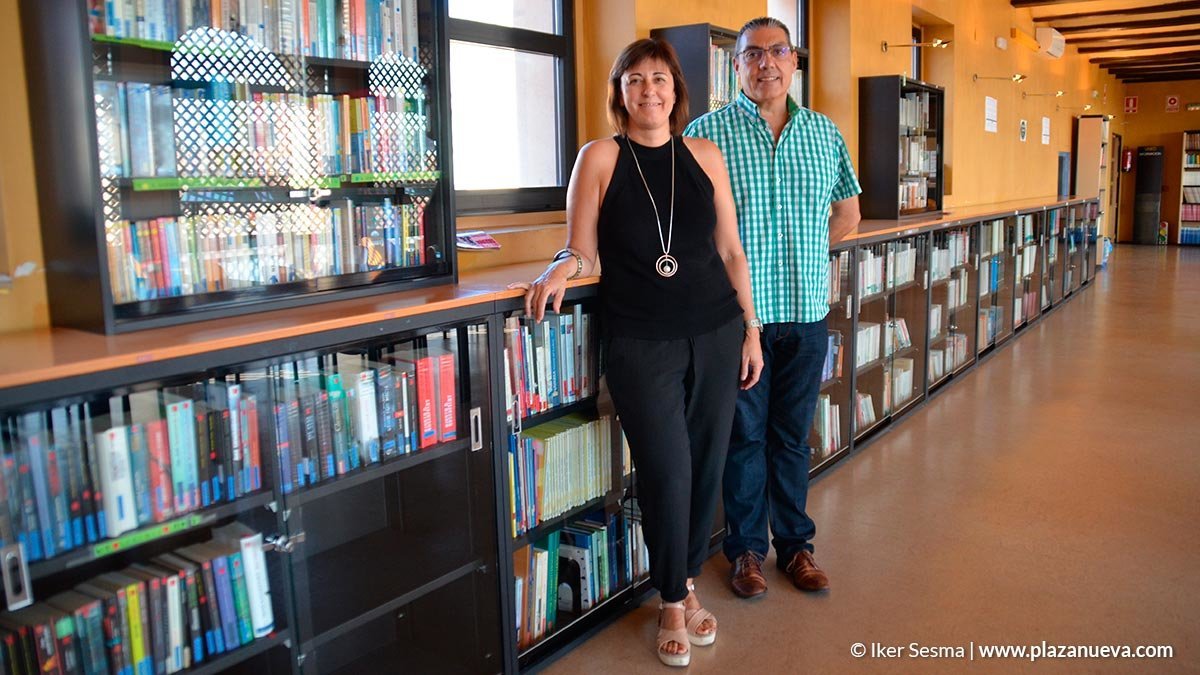 Arantxa Pérez con Paco Fernández en la biblioteca con que cuenta la Escuela Oficial de Idiomas