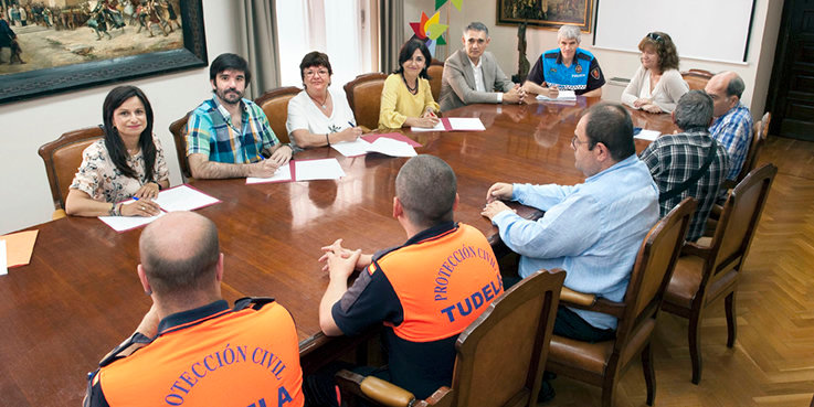 La consejera Beaumont y los alcaldes de Tudela, Cintruénigo y Milagro en la firma de los respectivos convenios en 2017