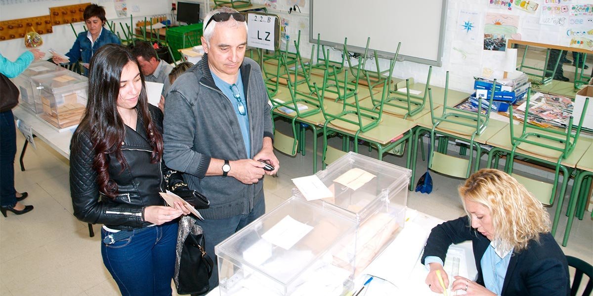 Votando en el Colegio Elvira España en las elecciones del 2015