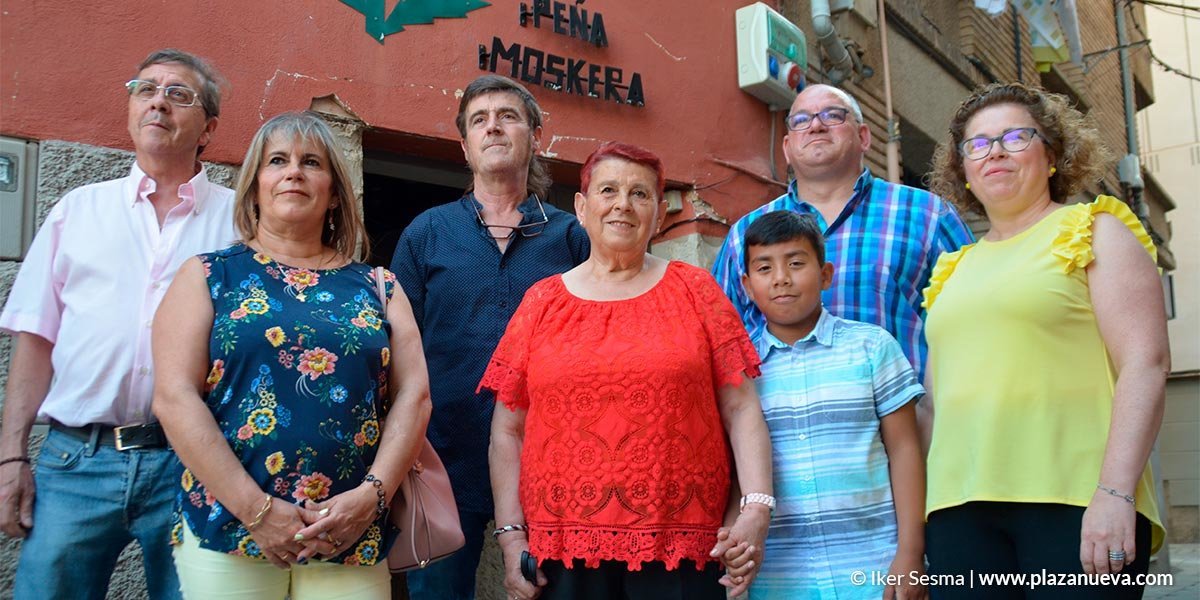 Teresa Jiménez, Abuela de Tudela 2019, acompañada de su familia y del presidente de la peña Moskera