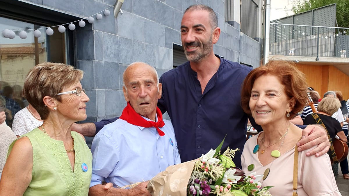 Miguel García Solana acompañado por su hija y representantes del Ayto de Corella