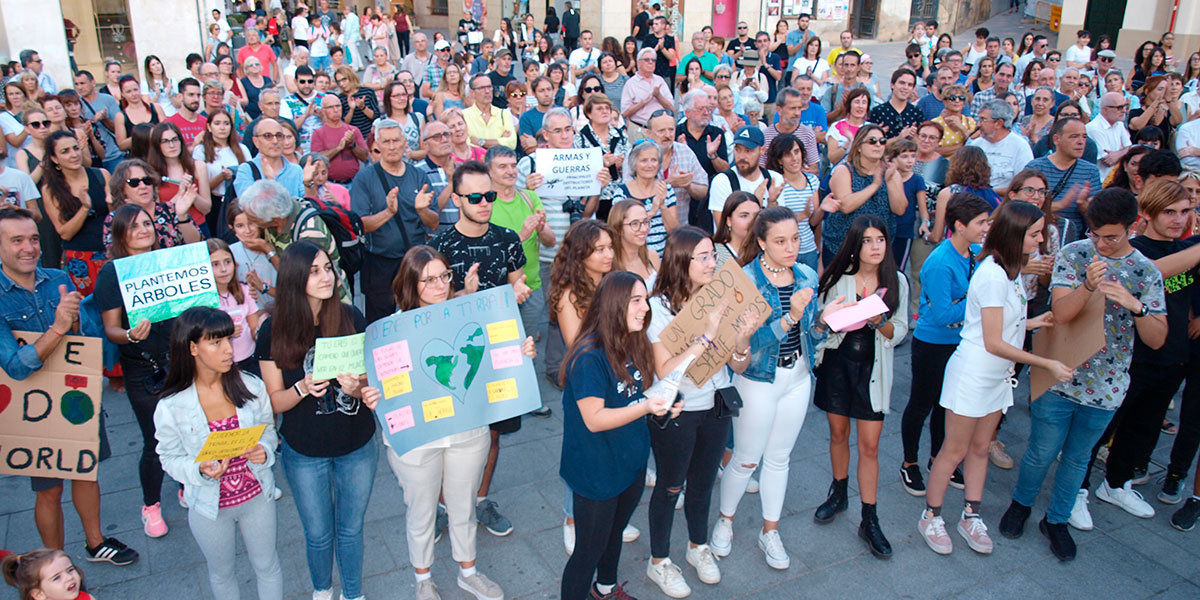 Los asistentes a la manifestación en la Plaza de los Fueros de Tudela