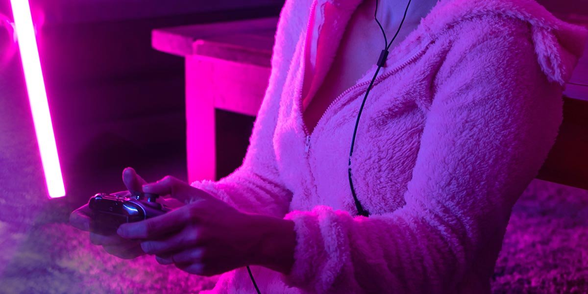 mujer chica gaming videoconsola videojuegos juegos mando