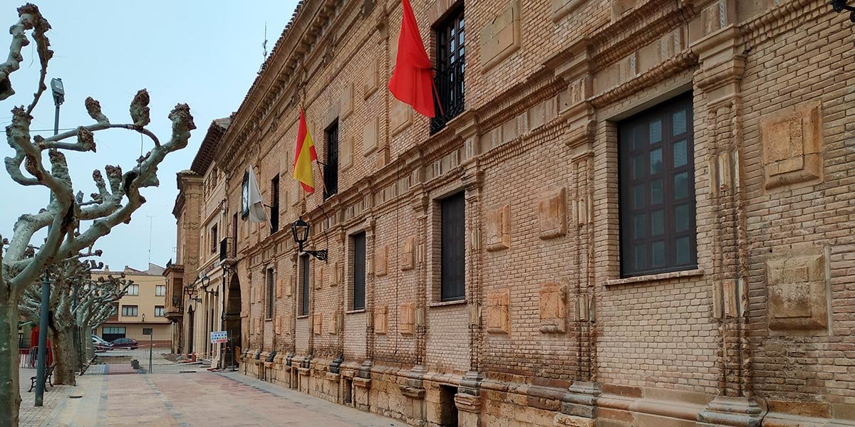 Edificio del Ayuntamiento de Fitero, cuyo vial se encuentra en obras de peatonalización parcial