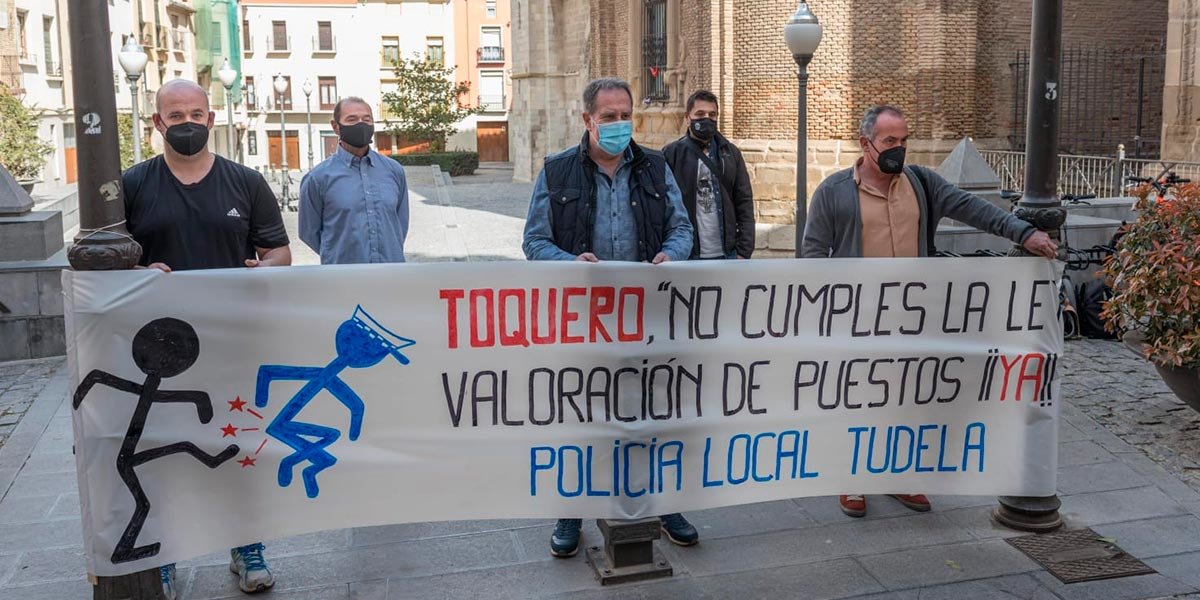 Los delegados sindicales de Policía Local mostraron su disconformidad portando esta pancarta en la puerta del Ayuntamiento de Tudela antes del pleno de la tarde del 29 de marzo