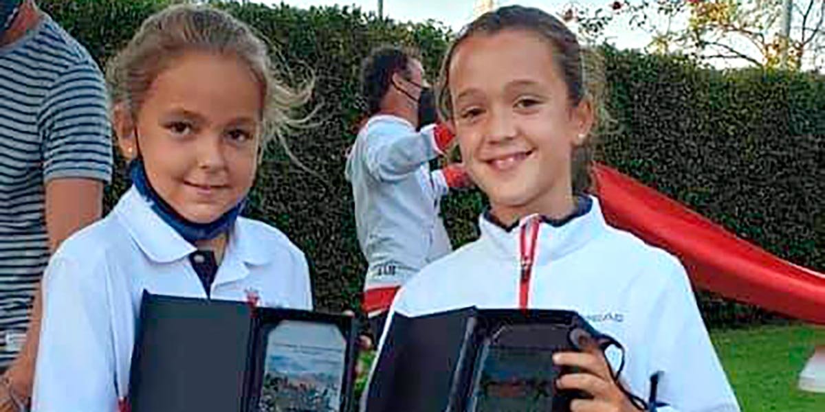 Daniela, a la derecha de la foto, con su trofeo regalo de campeona