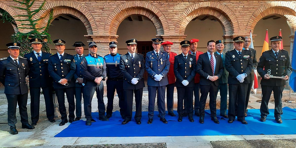 El alcalde Alejandro Toquero ha impuesto estas distinciones a los jefes de Policía Local, Policía Foral y  Policía Nacional de Tudela, al capitán de la Guardia Civil y al coronel del Acuartelamiento de Bardenas