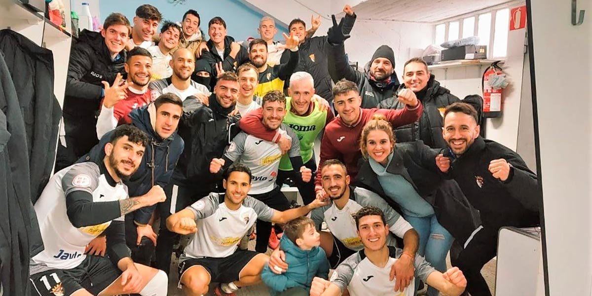 Los jugadores del CD Tudelano celebrando su primera victoria en liga