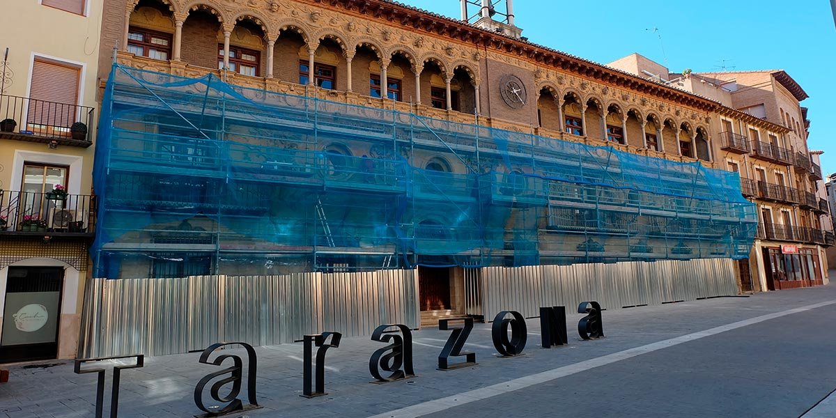 Fachada del Ayuntamiento de Tarazona en obras