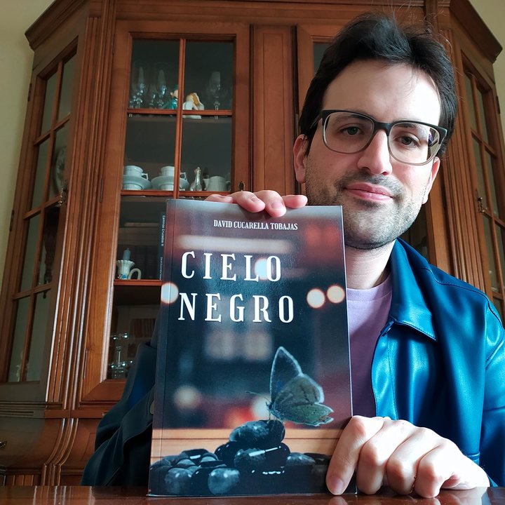 David Cucarella junto a su nueva novela ‘Cielo Negro’