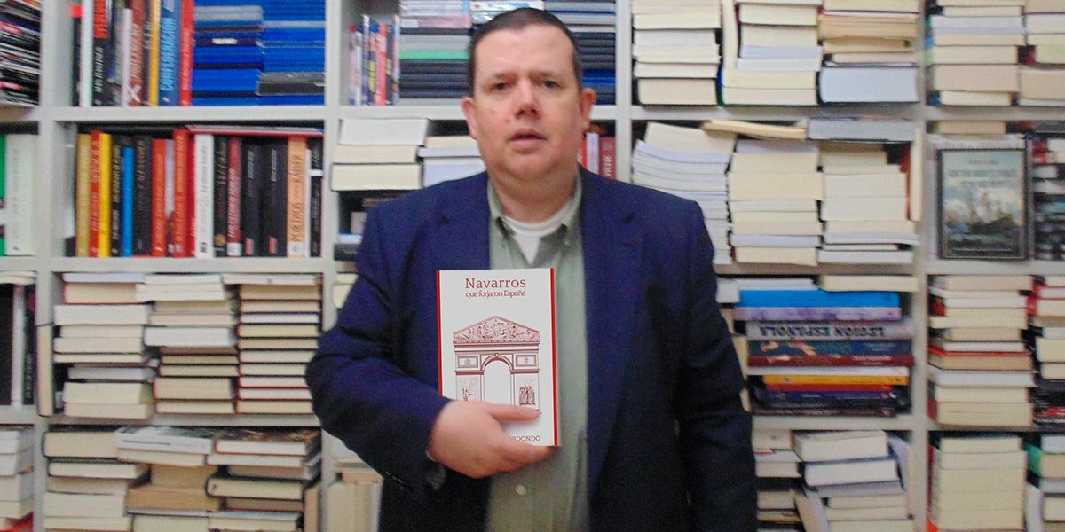 El historiador Jesús Ruiz Vidondo junto a su libro Navarros que forjaron España