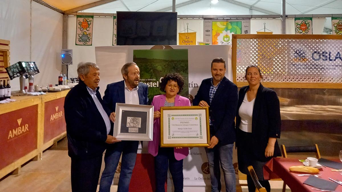 El presidente de la Orden del volatín junto con el alcade de Tudela, entreganda el premio a Marga Guilló