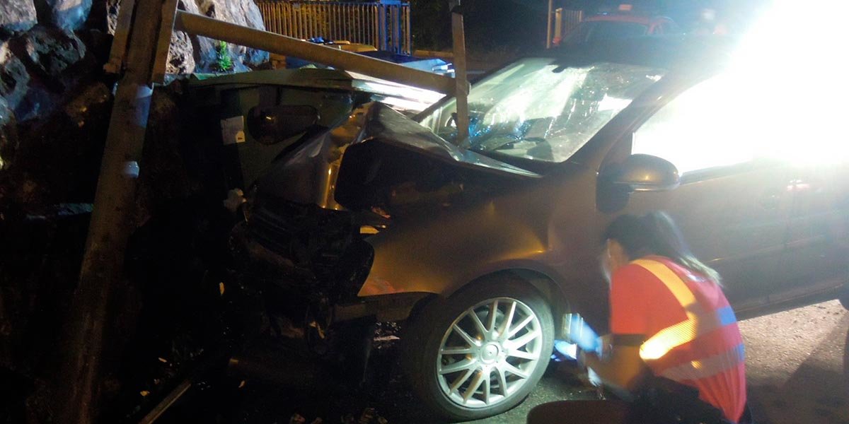 Accidente de tráfico en Atallo, se produjo un choque contra muro