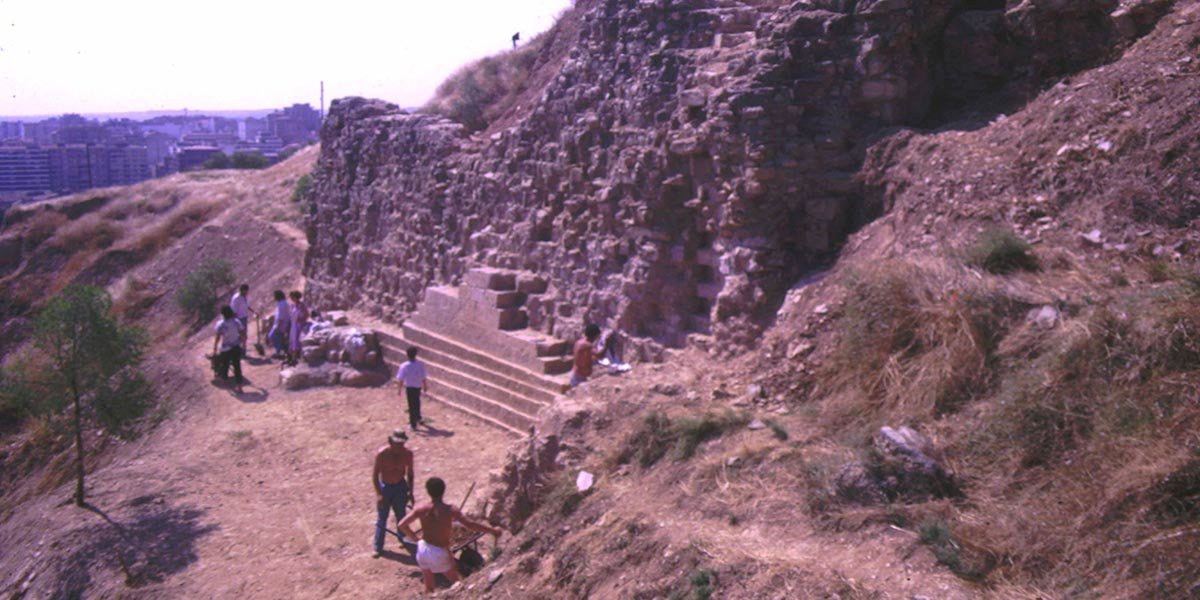 La campaña de excavación del año 1988 mostró el gran potencial arqueológico del Cerro
