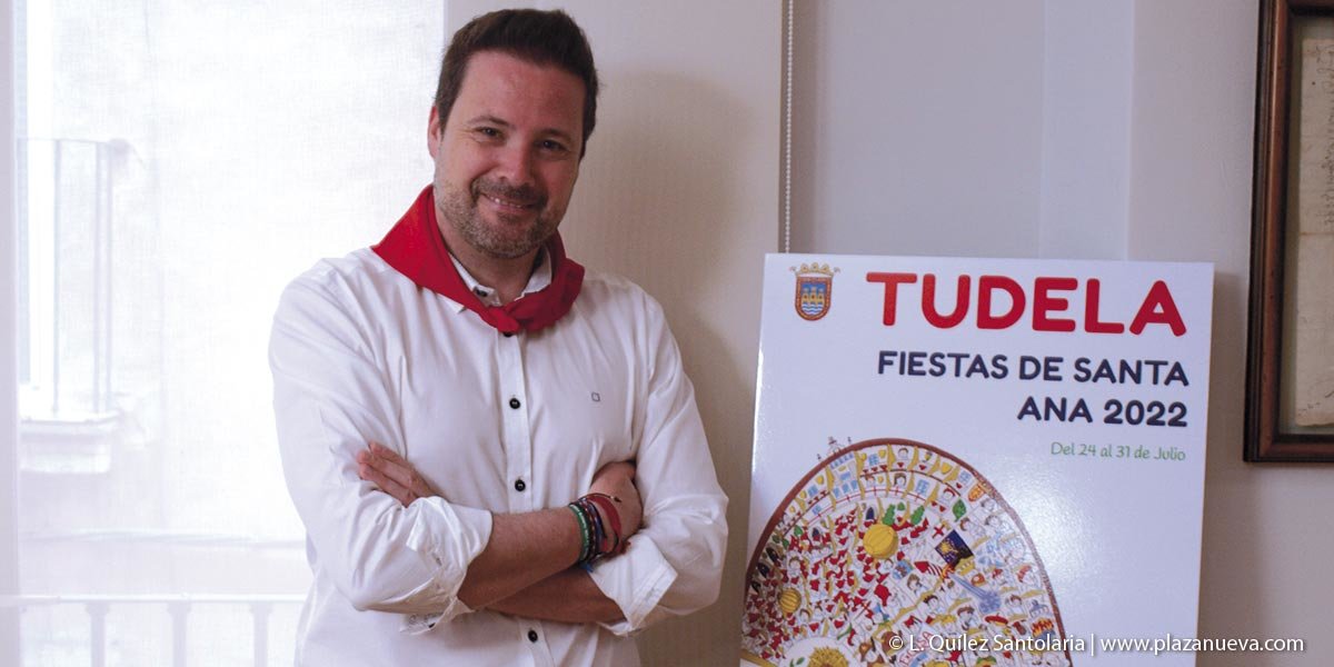 El alcalde de Tudela, Alejandro Toquero, junto al cartel de las Fiestas de Santa Ana de este año