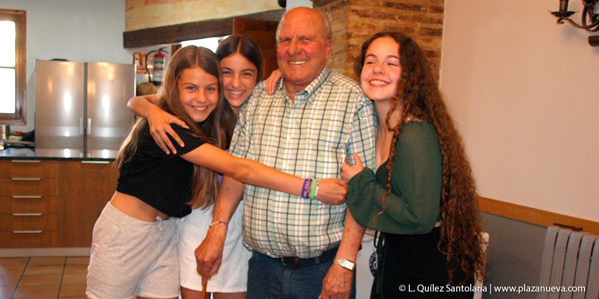 El primer Abuelo de Tudela resplandeciente junto a sus tres nietas