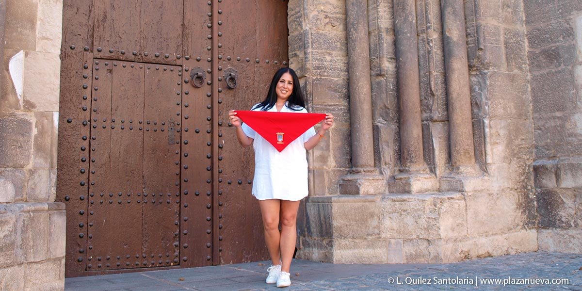 Gormedino sostiene el pañuelico rojo a las puertas de la Catedral de Tudela