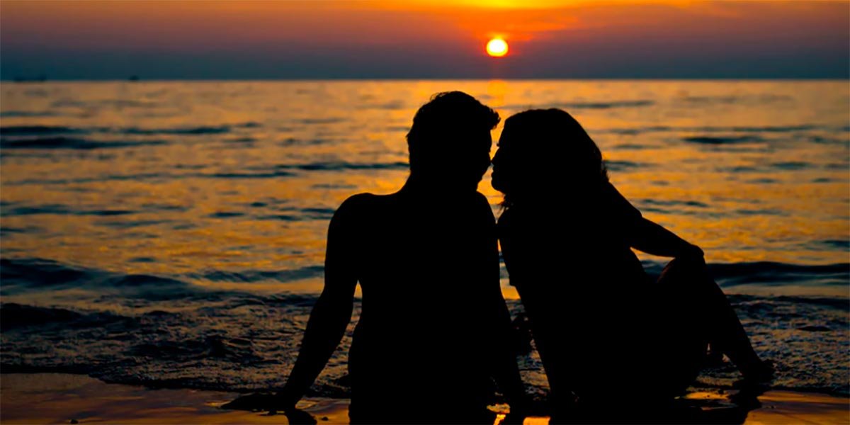 verano pareja novios playa atardecer romántico amor