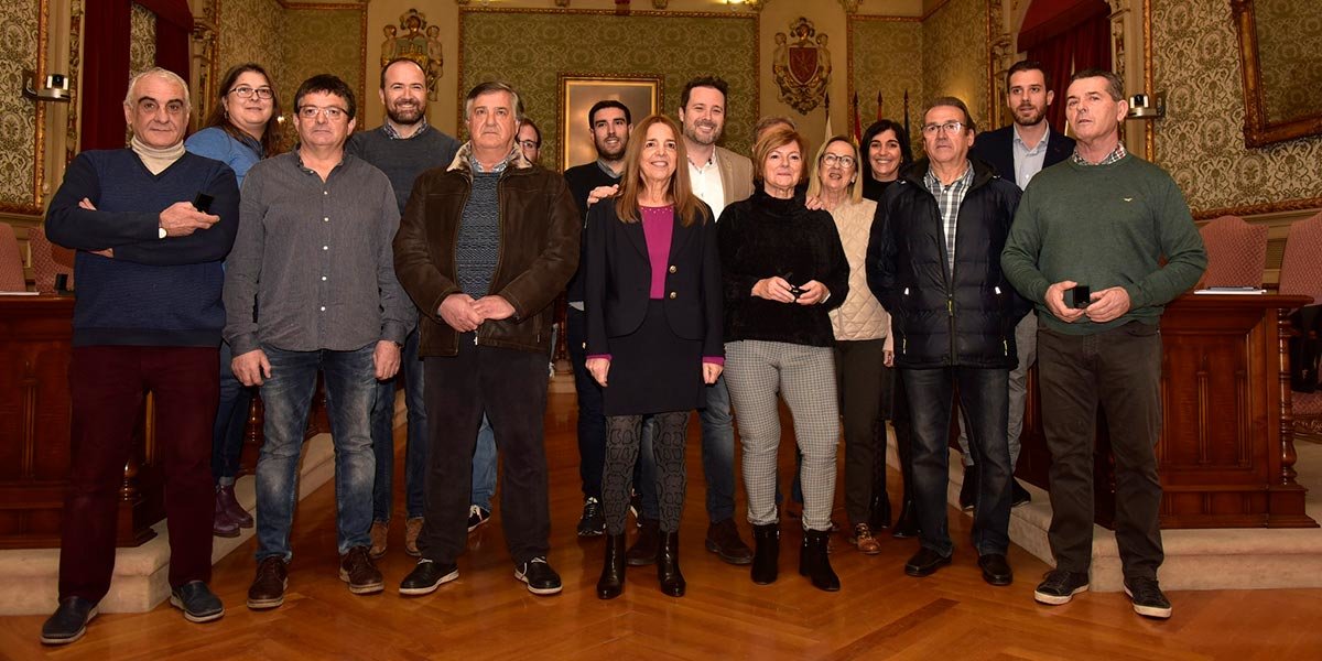 El Salón de Plenos del Ayuntamiento de Tudela fue escenario de un acto de homenaje a los once trabajadores municipales jubilados en el último año