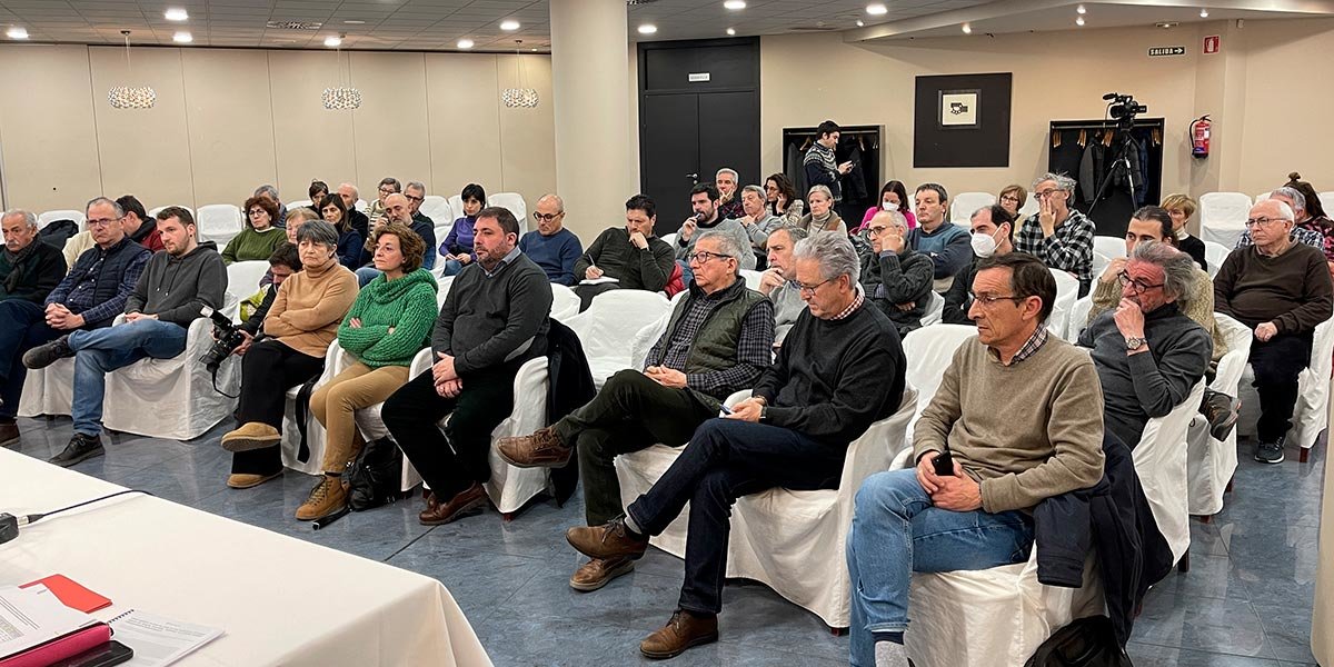 Público asistente al encuentro abierto sobre políticas de desarrollo económico en la Ribera