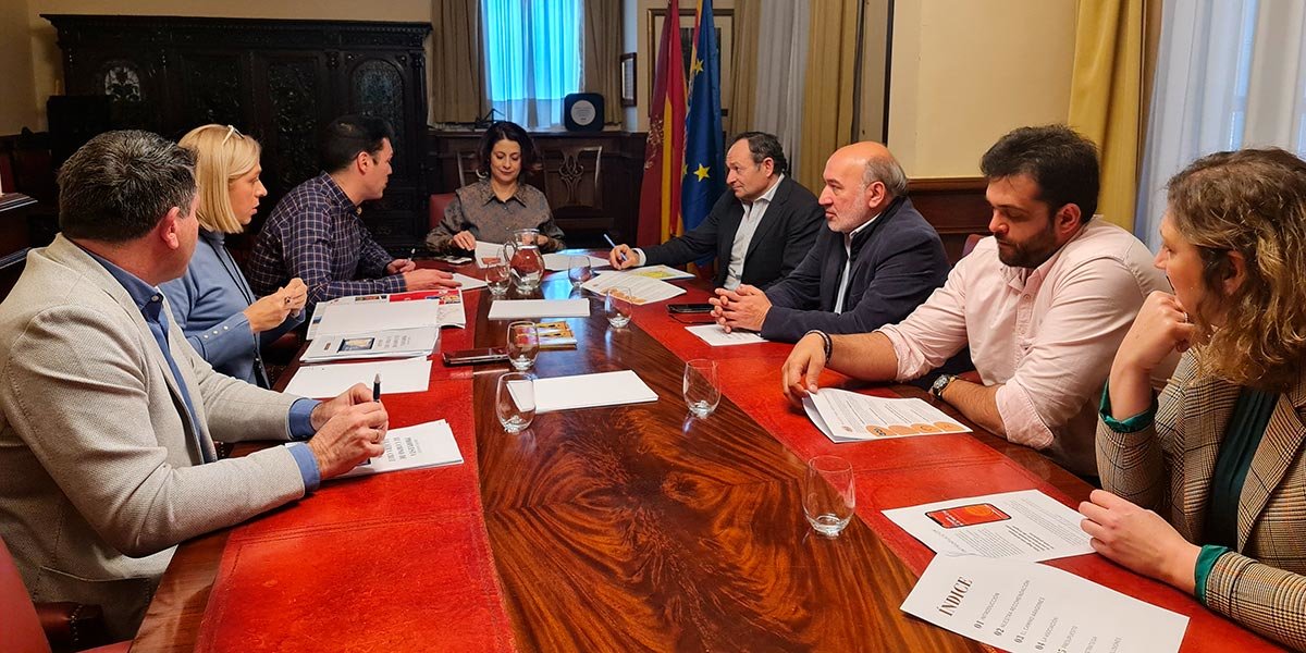 Reunión mantenida por el alcalde de Tarazona, Luis José Arrechea, junto a la alcaldesa de Teruel, Emma Buj, y el alcalde de Calatayud, José Manuel Aranda, acompañados todos ellos por sus respectivos equipos