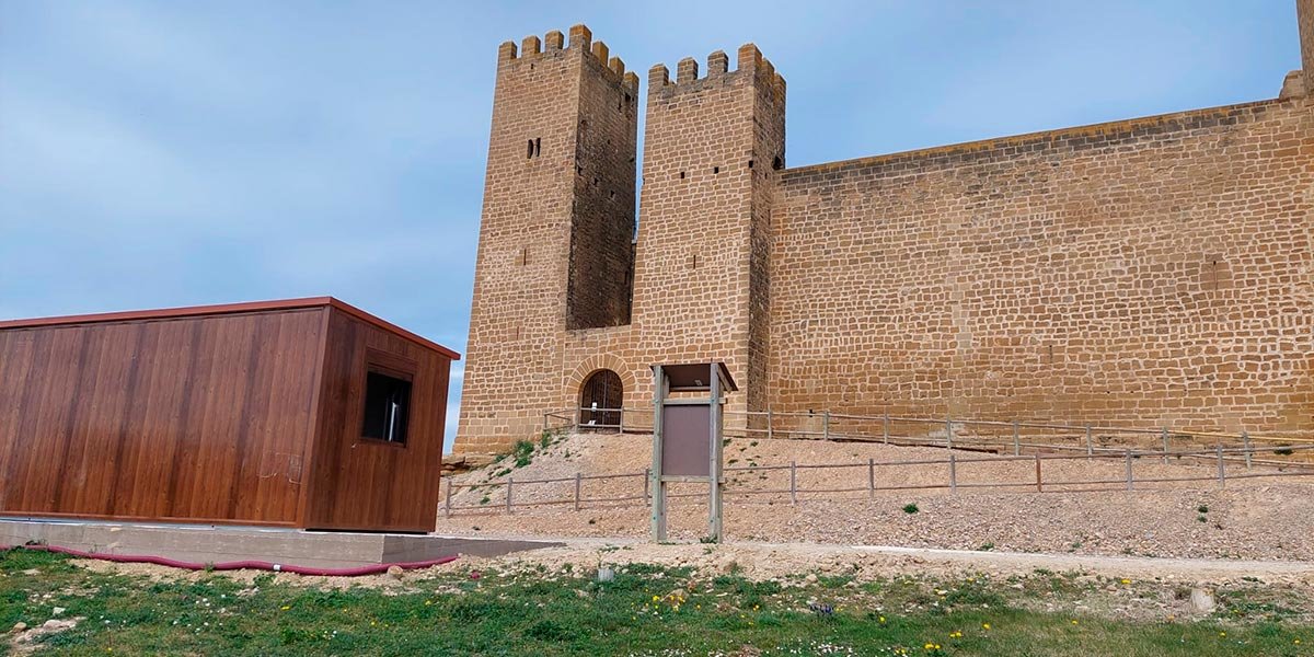 El nuevo punto de información turística que se ha instalado en Sádaba junto al castillo