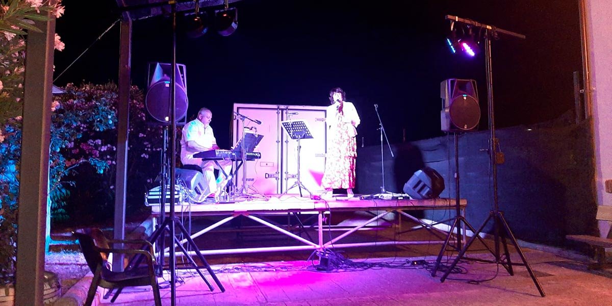 Actuación del dúo Fani y Leo en Farasdués