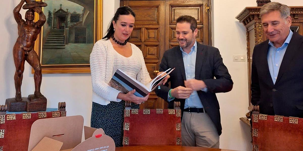 La alcaldesa de Huesca, Lorena Orduna, recibió un libro sobre Sancho VII El Fuerte como obsequio institucional