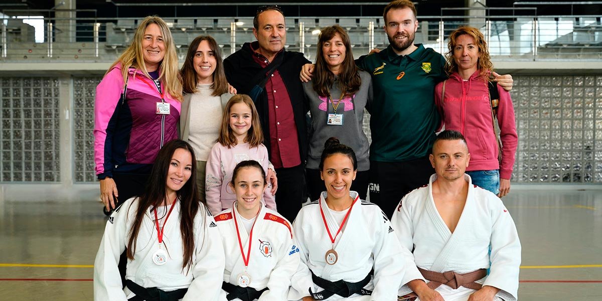 Equipo Judo Club Ribera Navarra con su entrenadora, Maika Burgaleta, y colaboradores del club