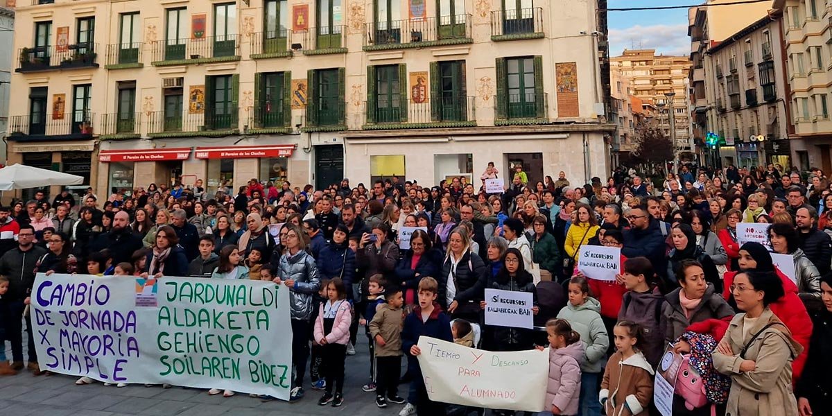 Manifestación convocada ayer en Tudela por la plataforma ‘Cambio de jornada escolar por mayoría simple’
