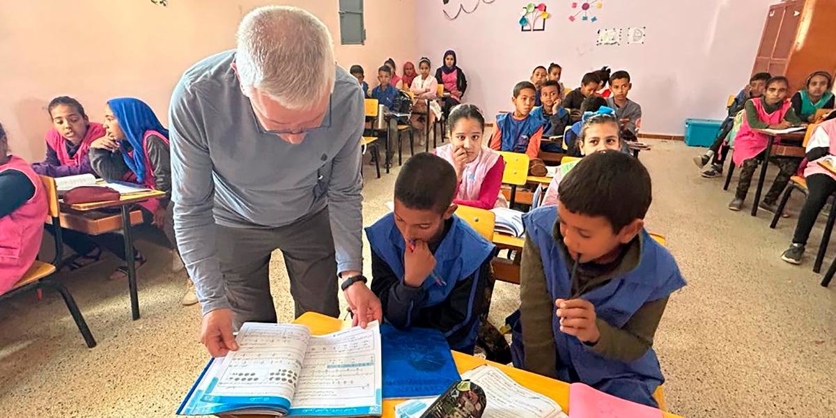 El profesor Jesús Torralba ha viajado a los campos de refugiados saharauis para compartir su experiencia docente con los maestros, directivos y niños y niñas que los habitan