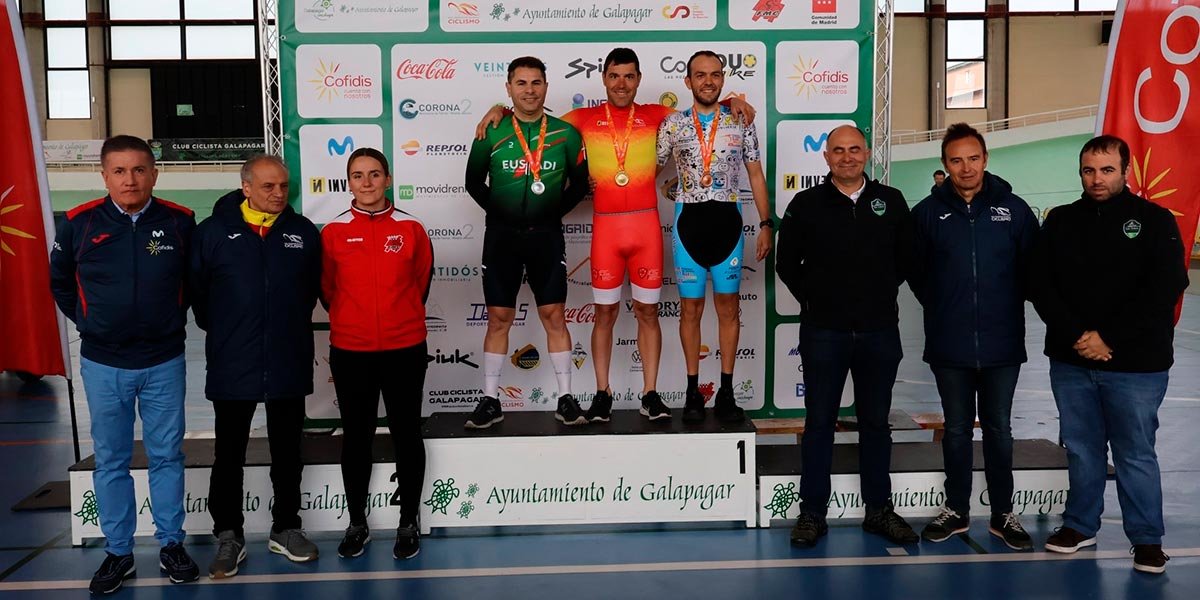 Eduardo Santas en el podio del Campeonato de España de pista