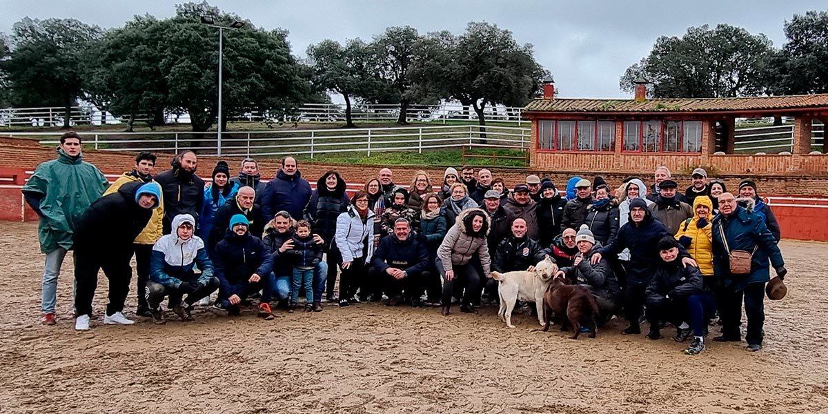 El grupo de la asociación taurina Fitoro visitando la ganadería El Capea