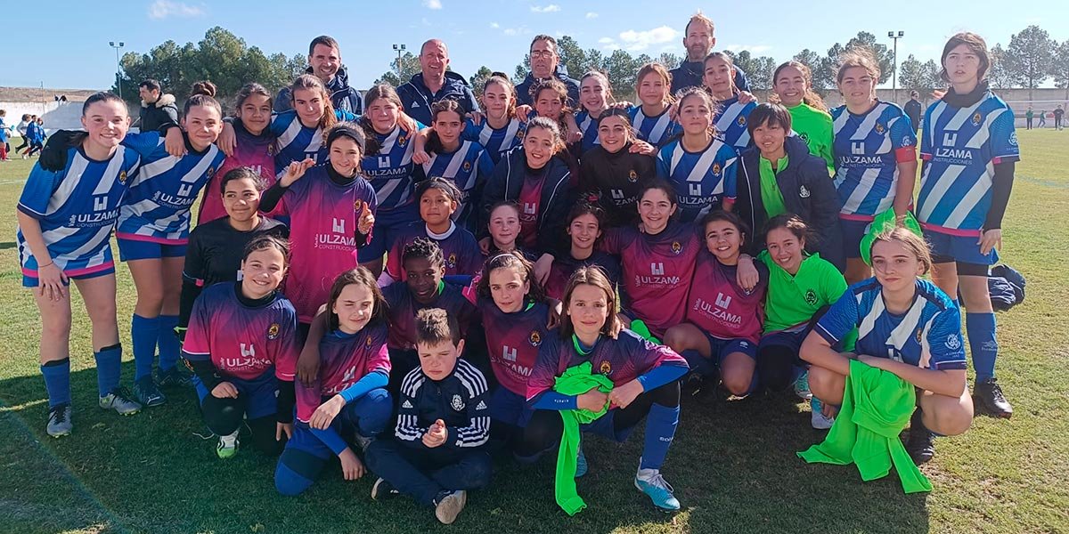 Los dos equipos de categorías Benjamín, Alevín e Infantil femeninos del CD Cirbonero con sus respectivos entrenadores