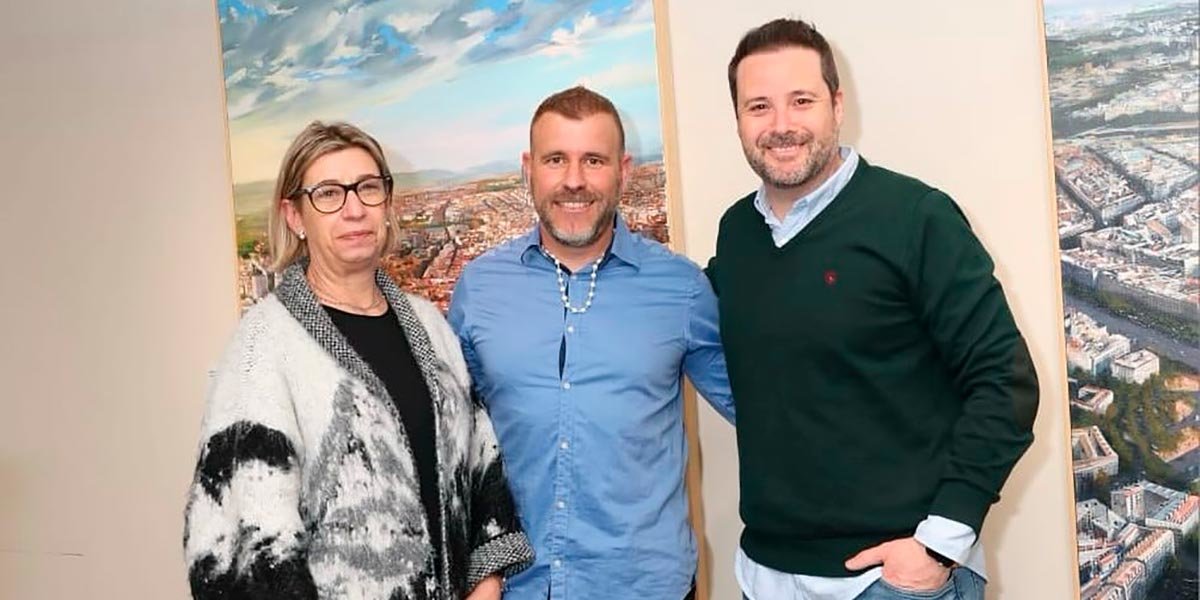 La concejal Icíar Les y el alcalde Alejandro Toquero visitaron la exposición de Albert Sesma