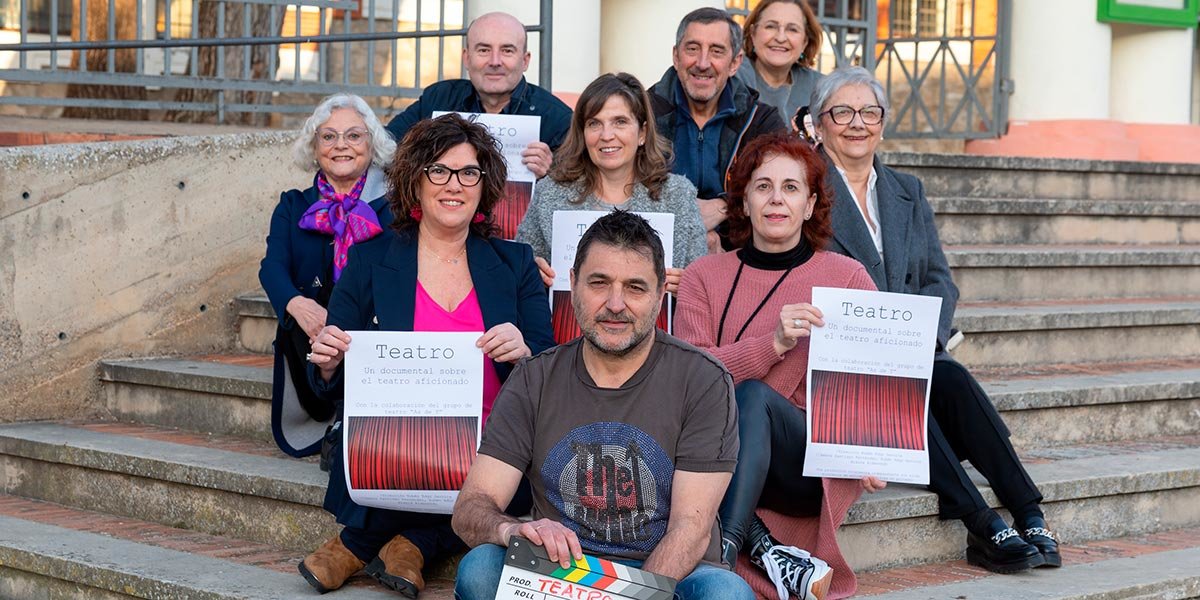 Rubén Rodríguez Garnica junto a miembros del grupo de teatro As de T