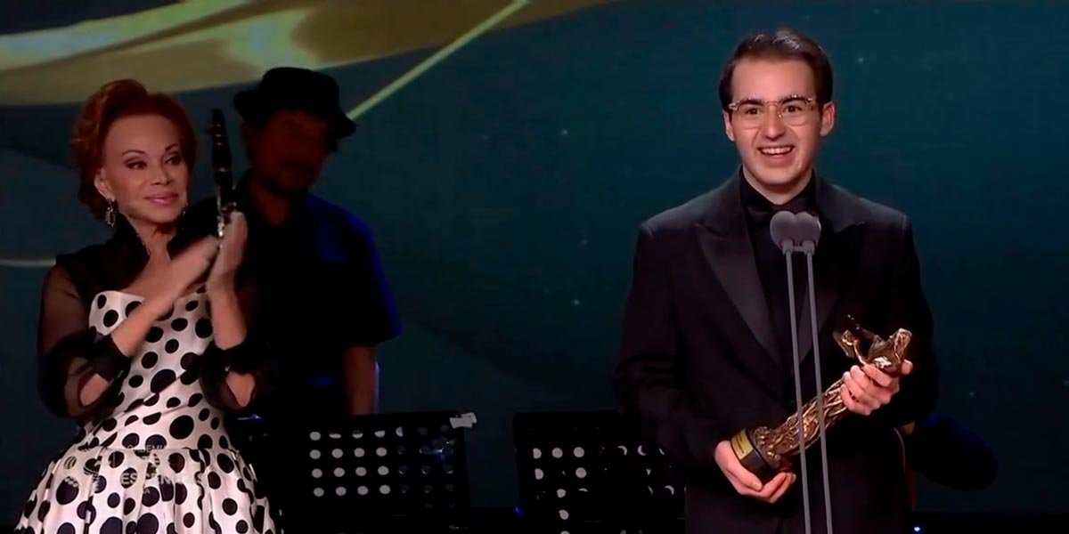 Alejandro Mesa con su Premio Talía al Mejor Actor de Musical por su destacada actuación en ‘The Book of Mormon’