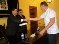 1256112645.jpg