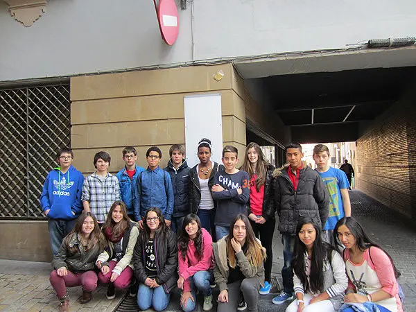 6-Alumnado-del-IES-Valle-del-Ebro-en-la-puerta-del-Museo-Muñoz-Sola-1069.jpg